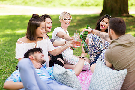 休闲,人庆祝快乐的朋友夏季公园野餐时发出含酒精的饮料朋友们夏天公园野餐时碰碰饮料图片