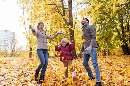 家庭,季节人的快乐的母亲,父亲小女儿公园玩秋叶快乐的家庭公园玩秋叶图片