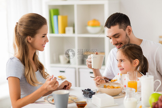 家庭,饮食人的快乐的母亲,父亲女儿家里吃早餐幸福的家庭家里吃早餐图片