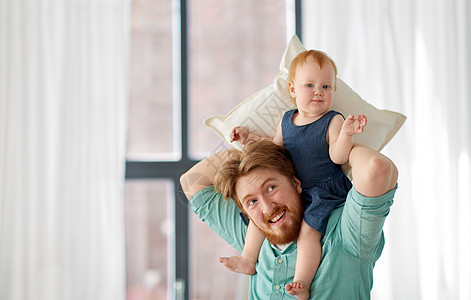 家庭,父亲人的快乐的红头发父亲背着他的小女儿脖子家里父亲背着他的小女儿脖子图片