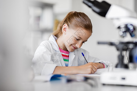 教育科学儿童女孩学校实验室学化学,并写信给工作簿学校实验室学化学的女孩图片