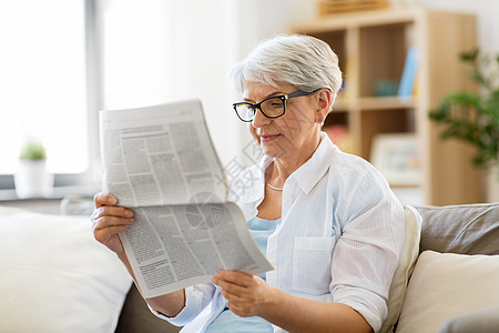 龄人的快乐的老妇女家看报纸老妇女家看报纸图片