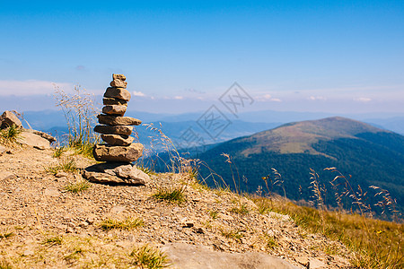 山峰上鹅卵石构成的塔,象征着平衡放松山岩平衡图片