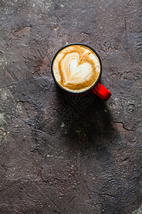 铁艺术心形中的卡布奇诺顶部视图,老式红色杯棕色混凝土纹理背景杯卡布奇诺图片