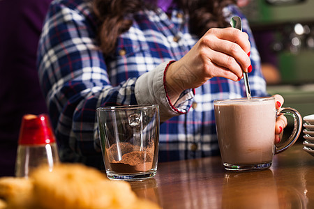 咖啡屋桌子上牛奶的可可璃可可饮料烹饪图片