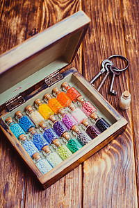 彩色珠子迷你复古璃瓶手工制作的盒子里五颜六色的珠子图片