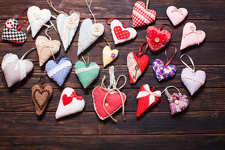 节日市场上各种纺品木制心脏情人节各种手工制作的心图片