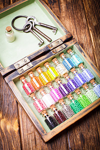 彩色珠子迷你复古璃瓶手工制作的盒子里五颜六色的珠子图片