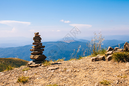 山峰上鹅卵石构成的塔,象征着平衡放松山岩平衡图片