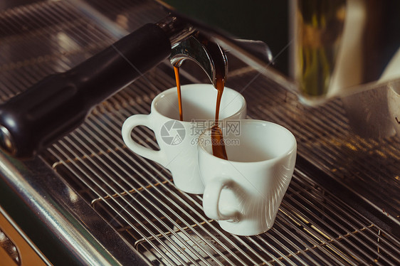 自动咖啡机生产两种芬芳的咖啡两杯咖啡图片