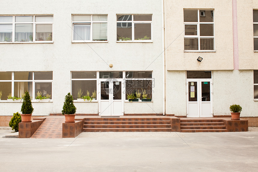 学校大楼前门,门旁边乌克兰带的校舍的正图片