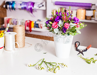 花卉市场的地方同的花装饰桌子上的花卉商店,宜家花的装饰图片