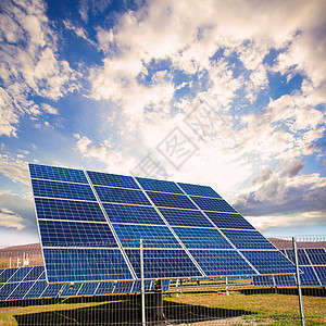 太阳能电池板抗山脉景观蓝天太阳能电池板的车站图片