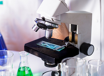 轻的科学家化学实验室里看显微镜化学实验室的科学家图片