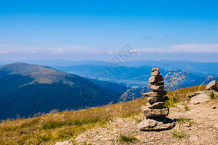 山峰上鹅卵石构成的塔,象征着平衡放松山岩平衡图片