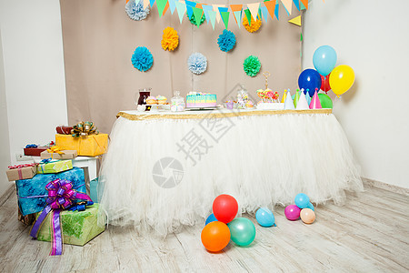 房间里装饰着桌子,没人参加生日快乐聚会生日快乐装饰图片