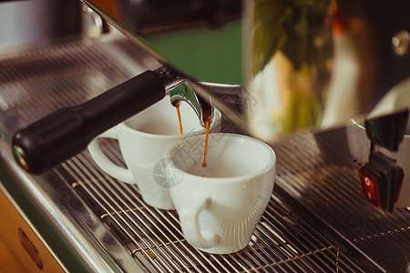路边咖啡两杯咖啡自动咖啡机生产两种芬芳的咖啡背景