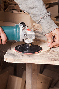 工人抛光木桌,木匠用电砂机打磨木材用于木材的砂光机图片