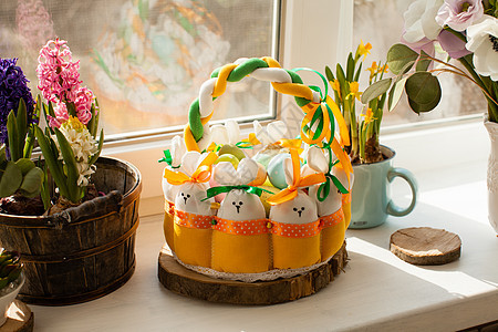 复活节装饰品带兔子鸡蛋的纺品篮子,窗户发出的晨光复活节纺品篮子图片