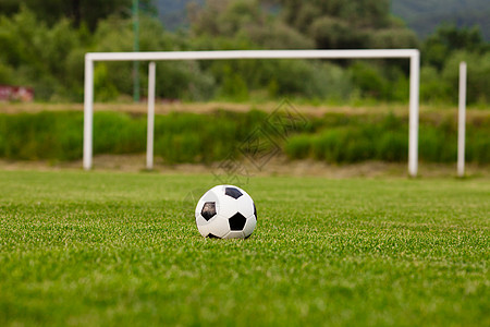 足球绿草地上特写足球激情比赛前草地上的足球图片