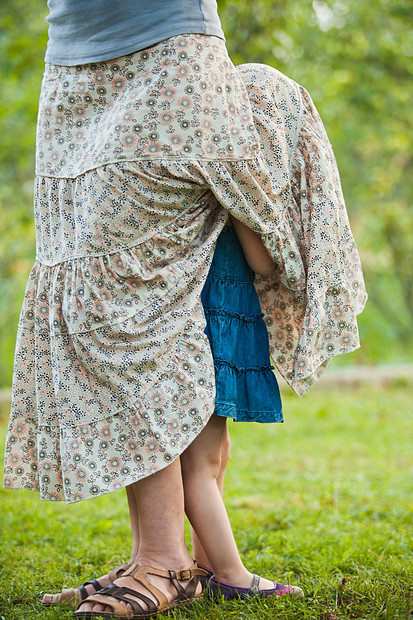 小女孩母亲的裙子下打盹小女孩希兹