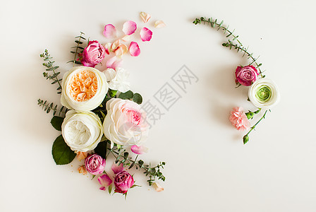 花圆婚礼框架平躺玫瑰花顶视图与花卉婚礼框架背景图片