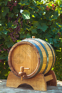 户外桌子上酒的木桶酒庄文化木桶背景图片
