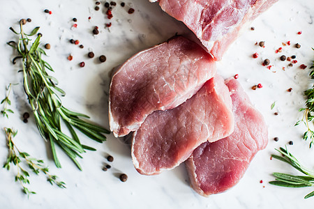 肉加馍三片生猪肉,加香料新鲜猪肉背景
