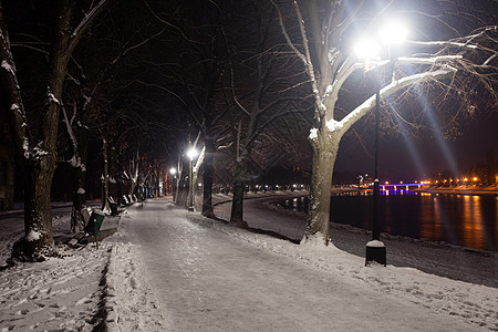 傍晚城市白雪覆盖的路堤美丽的冬季景观白雪覆盖的路堤夜景图片