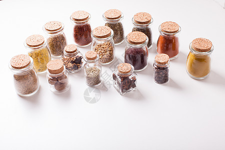 白色背景的老式璃瓶中干香料的分类生活香料中图片
