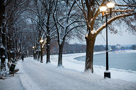 傍晚城市白雪覆盖的路堤美丽的冬季景观白雪覆盖的路堤夜景图片