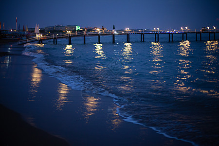 美丽的浪漫码头,明亮的灯光美丽的夏夜晚上浪漫的码头图片