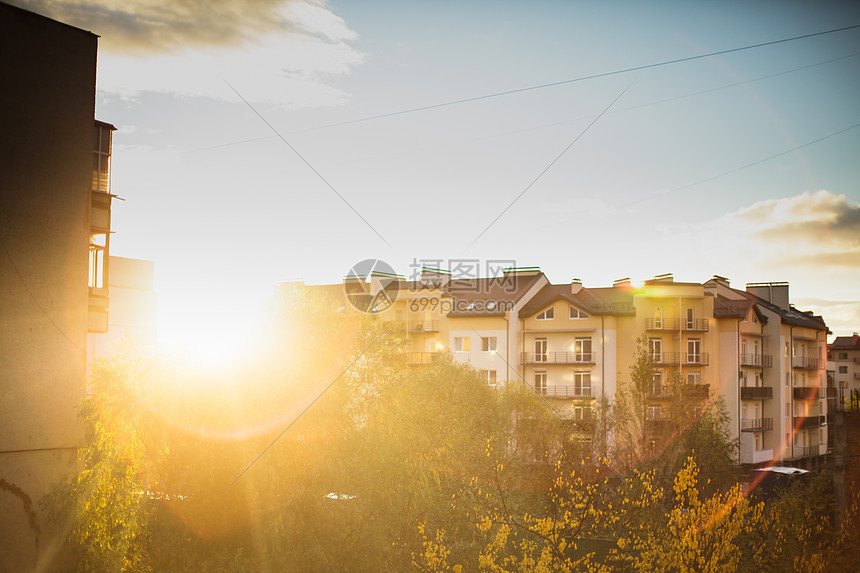 日出郊区的公寓楼上,窗外的景色新天的开始图片
