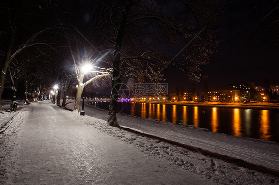 傍晚城市白雪覆盖的路堤美丽的冬季景观白雪覆盖的路堤夜景图片