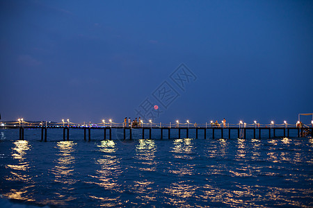 美丽的浪漫码头,明亮的灯光美丽的夏夜晚上浪漫的码头图片