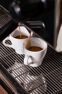自动咖啡机生产两种芬芳的咖啡两杯咖啡图片