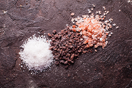 各种盐,粉红色喜马拉雅山黑色与海盐石板背景各种盐的元图片