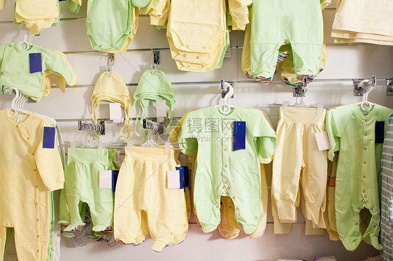 精品店里婴儿衣服的架子婴儿服装店图片