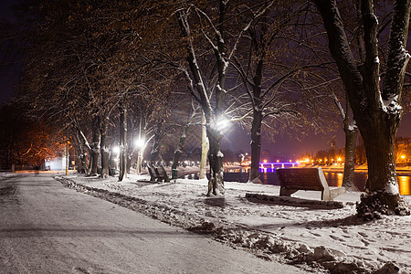 傍晚城市白雪覆盖的路堤美丽的冬季景观白雪覆盖的路堤夜景图片