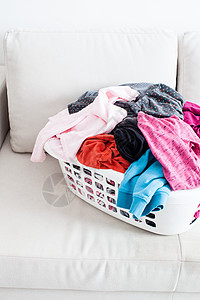 篮子里洗衣服洗衣五颜六色的干净衣服图片