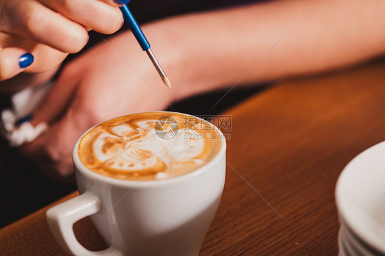 咖啡师用特殊的金属设备铁艺术笔工具制作杯铁艺术咖啡杯子上的铁艺术图片