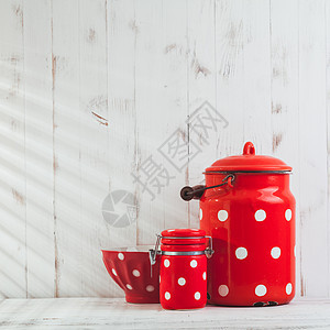 红色圆点器皿红色波尔卡点老式厨房用具上的白色塔贝图片
