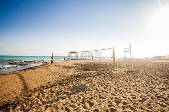 排球网阳光明媚的沙滩上,群人夏天的背景下排球网活动娱乐活动图片