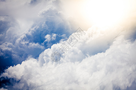 美丽的蓝天蓬松的云明亮的天堂之光走天堂图片