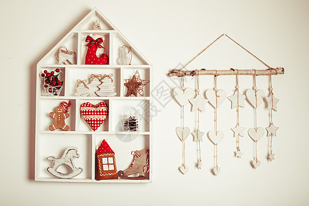 木制货架形状舒适的家庭与诞装饰品墙上的诞装饰品图片