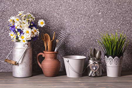 雏菊个老式的锡罐,灰色的桶粗糙的陶瓷壶与木制炊具乡村装饰图片