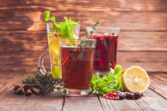 芳香的草药茶与百里香,薄荷,蔓越莓,柠檬冬季健康草药茶图片