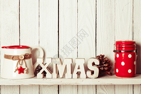 架子上的诞装饰厨房里的木制信件诞节架子上的诞装饰图片