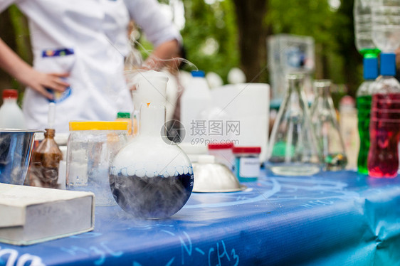 桌子上各种化学用具前个烧瓶,个化学反应科学化学实验图片