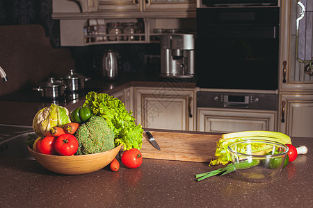 蔬菜靠近厨房的砂锅,烹饪厨房里的蔬菜图片